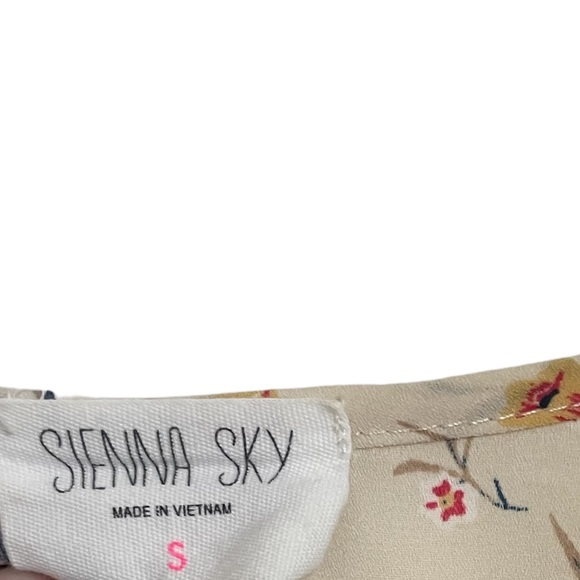 Sienna Sky Floral Top size S - Picture 2 of 7